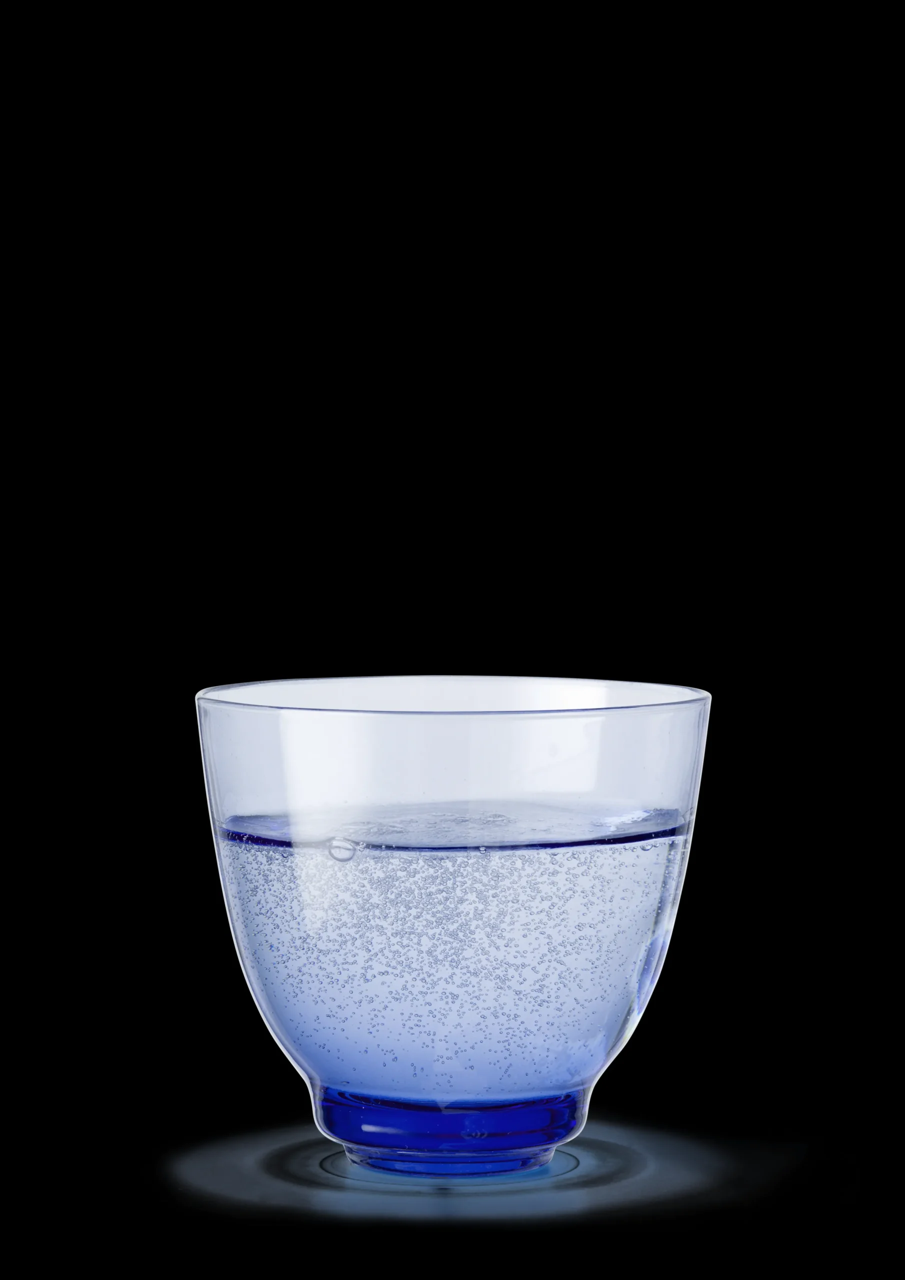 Holmegaard Flow Vannglass 35 cl mørk blå - Kjøp nå